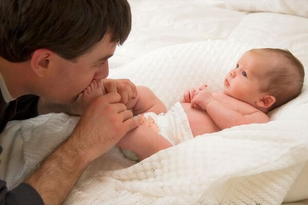 Nhờ xét nghiệm ADN rất nhiều ông bố đã phát hiện ra đứa con chăm bẵm bấy lâu không phải là con đẻ mình.